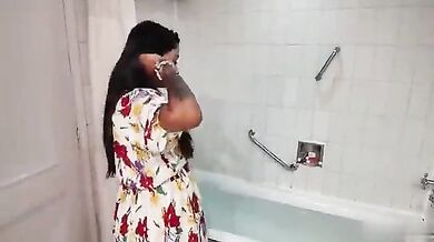 Pehle bathroom mein nahayi fir lund par chadhayi