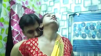 Jhaadu maarne aayi aur ho gayi chudai