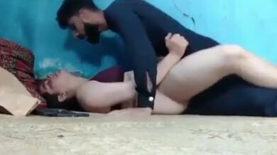 Pakistani bhabhi padosi ke lund ke neeche aayi