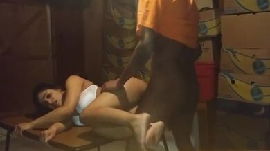 Paison ke liye desi ladki ne kaale habshi se chut chudwayi