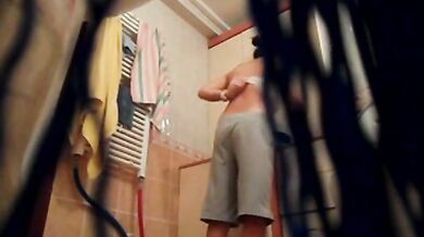 Sexy behan ka bathroom mein bana Secret Nude MMS Video