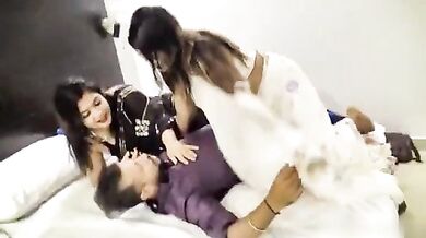 Sexy pyaasi bhabhiyon ke sath chudai ki Group Sex Video