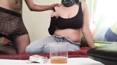 Daaru peene ke baad apne dost se chudti big boobs wali laundiya