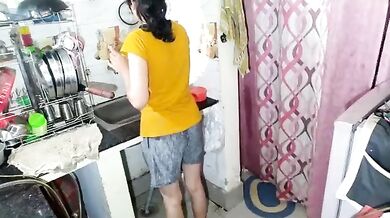 Bhai-Behan ki kitchen mein chudai wali Family Sex Video