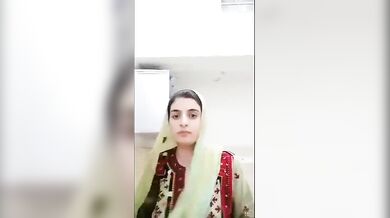 Chut mein kheera leke khud ko khush karti Pakistani chhinaal housewife