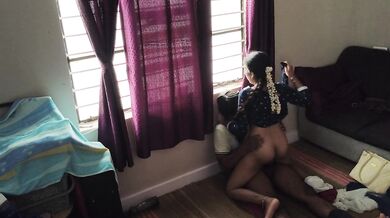 Khidki ke paas baith kar apne yaar se chut chudwati sexy laundiya