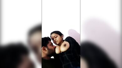 Boyfriend ko doodh pila rahi girlfriend ki Hindi Sexy BF Video