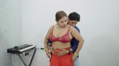 Laal saree pehni hui sexy kamwali ki hot Chudai Video