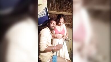 Gaon ki jhopdi mein biwi ke sath banaya Indian Sex MMS Video