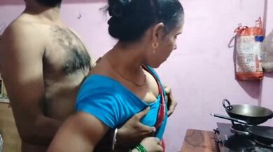Khaana bana rahi bhabhi ki chudai wali Village Sex Video