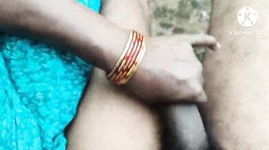 Jungle mein lund hilati aur chut chudwati Aunty ki Sex Video