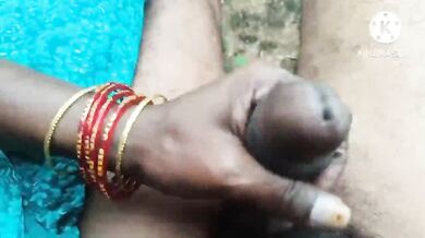 Jungle mein lund hilati aur chut chudwati Aunty ki Sex Video