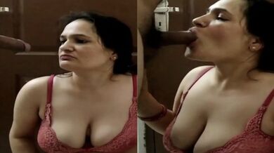 Big boobs wali sexy Marathi aunty ne di pati ko hot blowjob