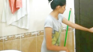 Bathroom mein nahane aayi Gurgaon girl ka Indian Nude MMS