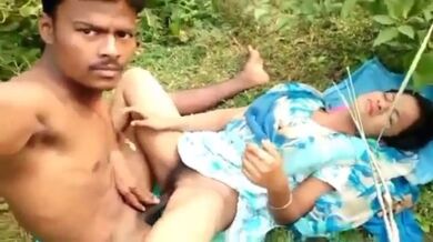 Outdoor jungle mein biwi ki chudai karte hue banaya Sex MMS