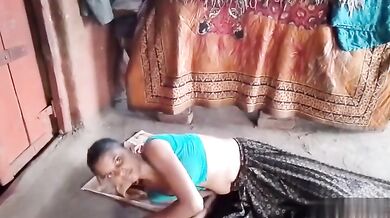 Ghagra utha kar biwi ki gaand chudai wali Village Sex Video