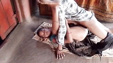 Ghagra utha kar biwi ki gaand chudai wali Village Sex Video