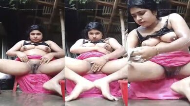 Nahate hue banaya cute Guwahati girl ne apna Hot Nude MMS