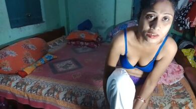 Bedroom ke bistar par chut chudwati Bengali Sexy Bhabhi