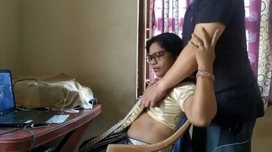 Computer par kaam karti sexy Tamil housewife ka Chudai MMS